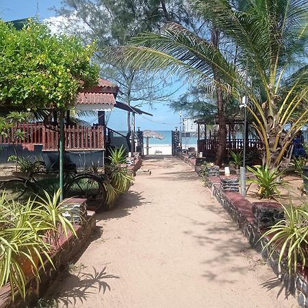 Silver Beach Hotel Trincomalee Buitenkant foto