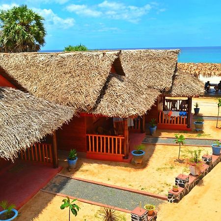 Silver Beach Hotel Trincomalee Buitenkant foto