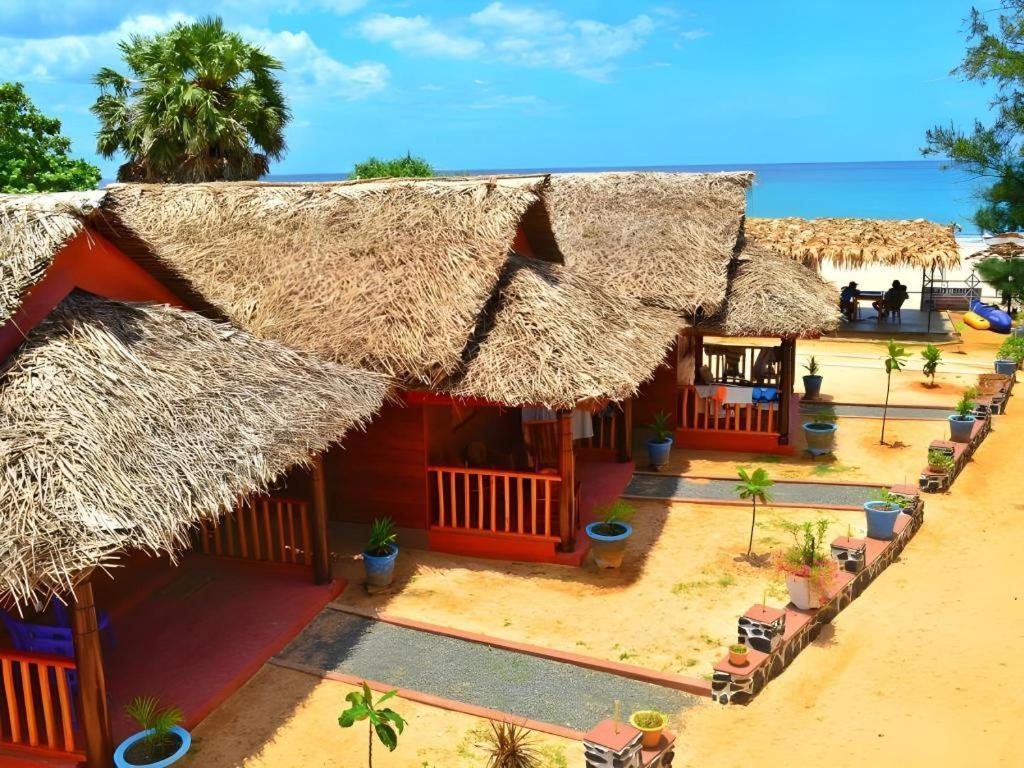 Silver Beach Hotel Trincomalee Buitenkant foto