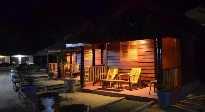 Silver Beach Hotel Trincomalee Buitenkant foto