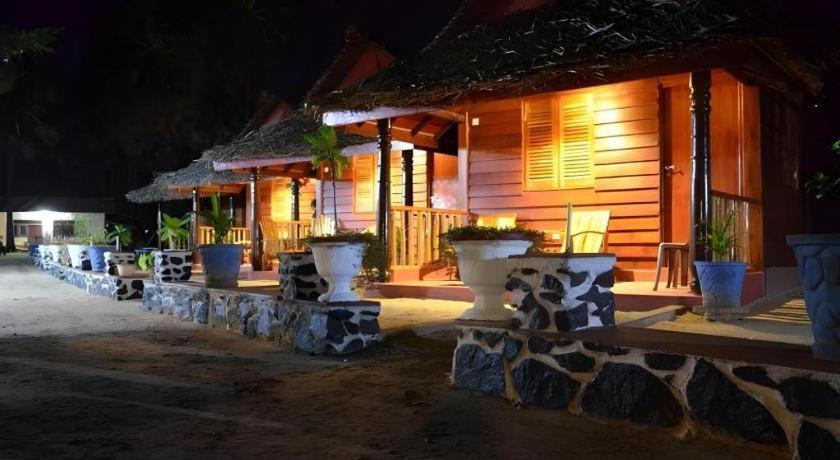 Silver Beach Hotel Trincomalee Buitenkant foto
